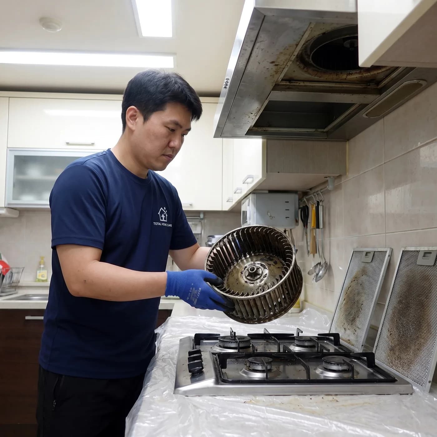 렌지후드(주방후드) 청소 작업 장면