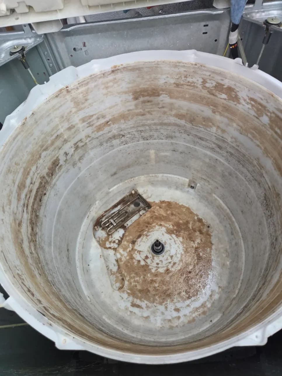 통돌이 세탁기 세탁조 안쪽에 갈색 오염이 넓게 번진 상태